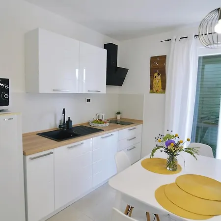 Sunshine Apartment *